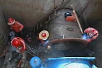 連夜搶修供水爆管！5輛送水車同時出動！